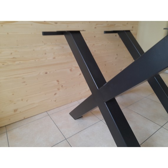 Base per tavolo in ferro battuto a forma di croce