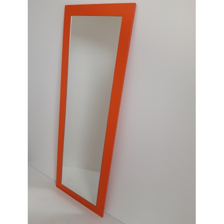 Specchiera arancione con venatura legno